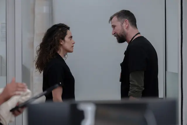 Dr. Robby konfrontiert Dr. Al-Hashimi nach ihrer Beichte über ihren gesundheitlichen Zustand. | Foto: Warrick Page/HBO Max