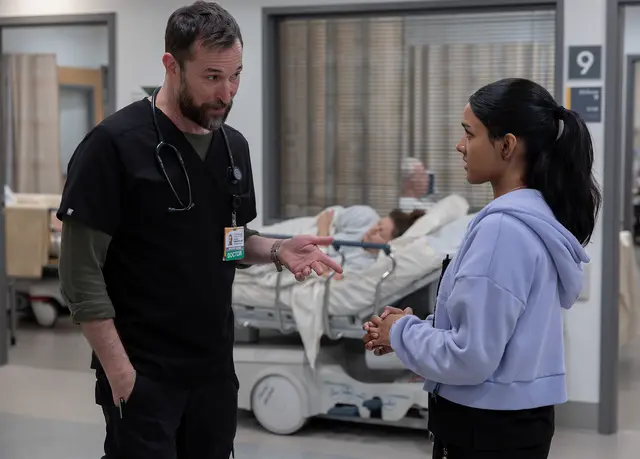 Javadi (rechts) spricht mit Robby (links) über ihre Zukunft im Krankenhaus von "The Pitt". | Foto: Warrick Page/HBO Max