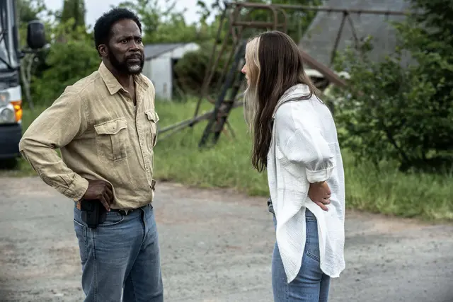 Boyd (Harold Perrineau, links) will in "From" die Menschen aus der gefährlichen Stadt führen und retten. | Foto: Paramount+