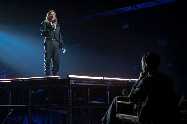 Lestat singt ein Liebeslied für Louis - sehr zum Missfallen seiner Mutter. | Foto: Sophie Giraud/AMC