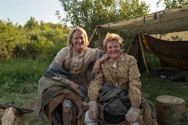 Alison Arngrim (rechts) spielte einst Nellie, jetzt verkörperte sie die Herumtreiberin Ida in „Unsere kleine Farm“. | Foto: ERIC ZACHANOWICH/NETFLIX
