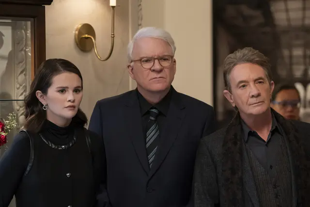 Szene aus „Only Murders in the Building“ Staffel 5 mit dem beliebten Trio aus Selena Gomez, Steve Martin und Martin Short. | Foto: Disney/Patrick Harbron