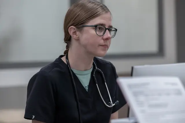 Taylor Dearden als Dr. Mel King in „The Pitt“. | Foto: Warrick Page/HBOMAX