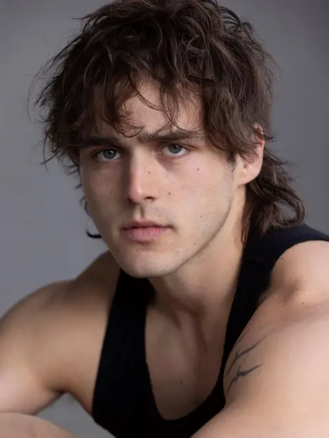 Charlie Gillespie wird Troy Barrett in „Heated Rivalry“ Staffel 2. | Foto: Brindi Tremblay