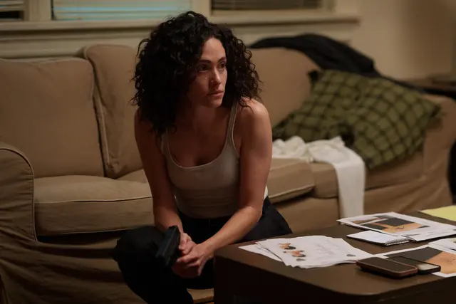 Emmy Rossum als Alice Black in der Hulu-Serie „Furious“, die in Deutschland auf Disney+ ausgestrahlt wird. | Foto: Disney/Sarah Shatz