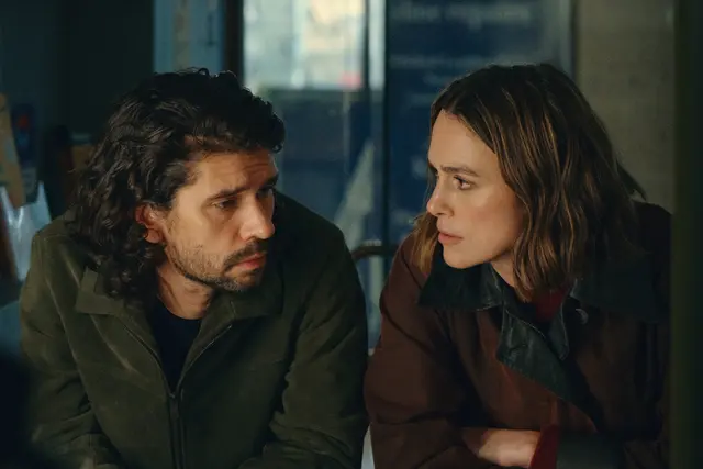 Ben Whishaw und Keira Knightley als Sam und Helen in „Black Doves“ Staffel 2. | Foto: Courtesy of Matthew Towers/Netflix