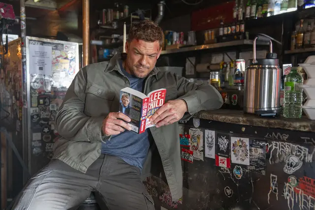 Alan Ritchson für „Reacher“ Staffel 4, jetzt auf Amazon Prime Video streamen. | Foto: Marni Grossman/Prime